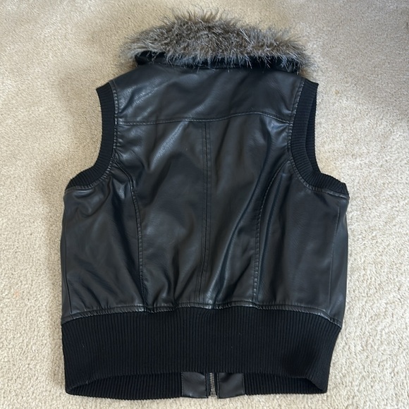 NWOT Neu Look Black Vegan Leather Bomber Vest With Faux Fur Collar Size L - Picture 10 of 13